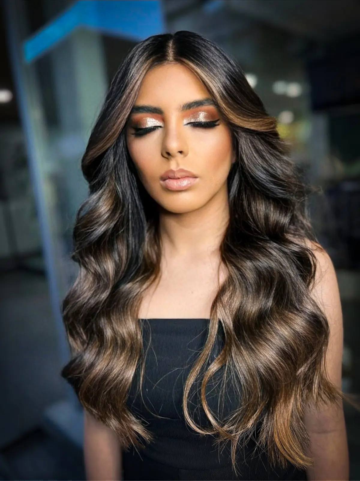 Balayage oscuro con ondas glamour en MARROKI salon